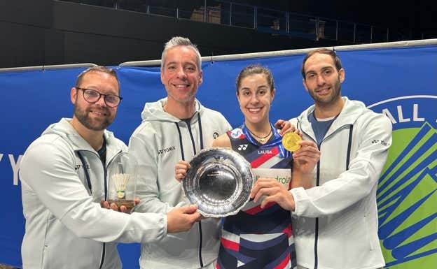 Carolina junto a su equipo: Carlos de Santos, fisioterapeuta, Fernando Rivas, entrenador, y Guillermo Sánchez, preparador físico. Efe