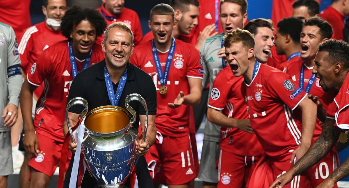 Hansi Flick levanta la Champions del Bayern de 2020 en Lisboa.   /Getty