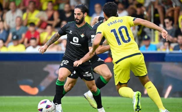 Isco controla el balón durante el Villarreal-Betis. JOSE JORDAN / AFP