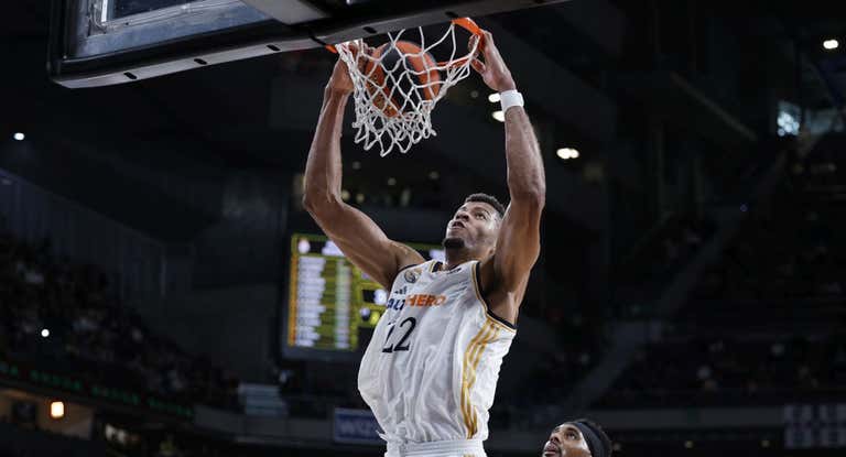 Tavares machaca en un partido de liga ante el Valencia Basket.