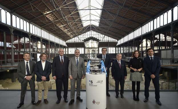 Jaume Collboni, alcalde de Barcelona, junto a otras autoridades.  OPEN BANC SABADELL