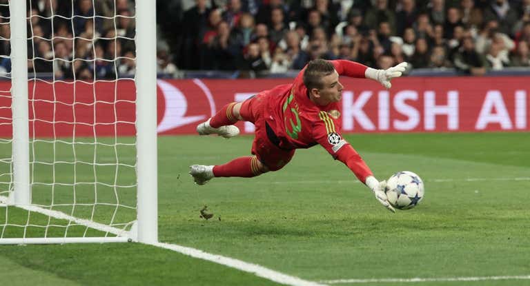 Lunin detiene un penalti.