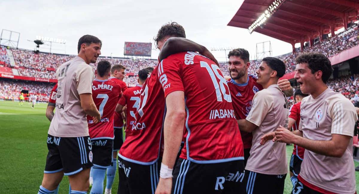 Los jugadores del Celta celebran un gol ante el Sevilla.