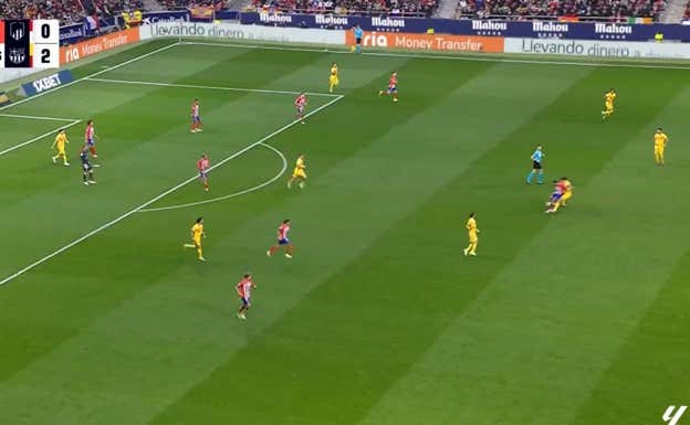 Memphis recibe en campo propio ante un intento de salida, con Cubarsí muy cerca suyo.  WYSCOUT