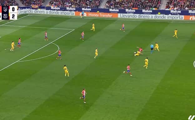 Cubarsí se lanza al suelo y recupera la pelota en campo rival.  WYSCOUT