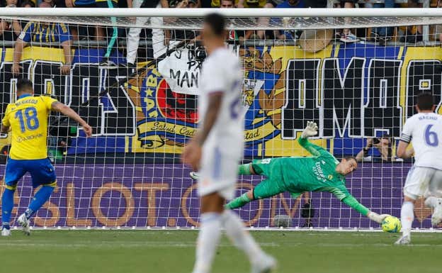 Lunin le para un penalti a Negredo.  EFE