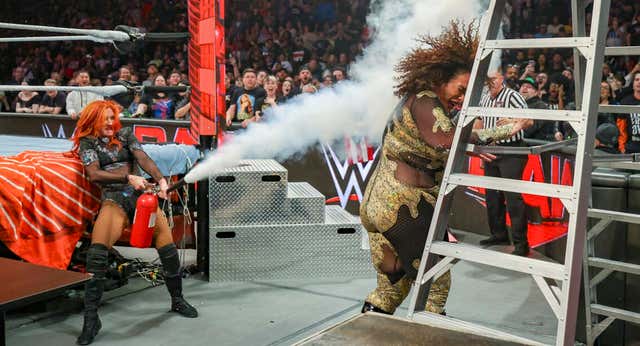 Becky Lynch elimina interferencias