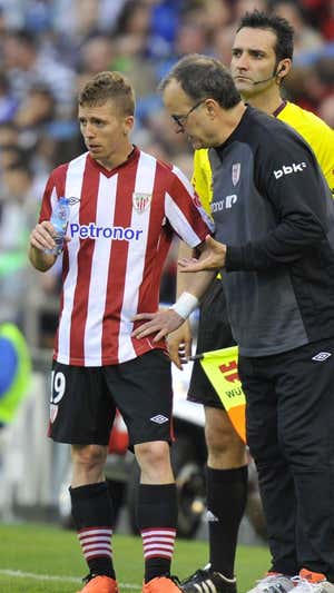 Bielsa le da indicaciones a un jovencísimo Muniain.  El Correo