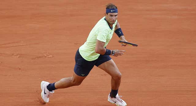 Rafa Nadal ya se machaca sobre tierra batida con un ojo en París