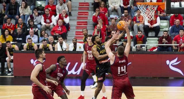 Un retraso en los vuelos pone en peligro el billete del UCAM Murcia a los octavos de la BCL