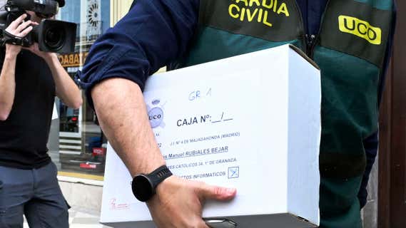 Imagen de la intervención de la Guardia Civil en la casa de Rubiales en Granada. /EFE