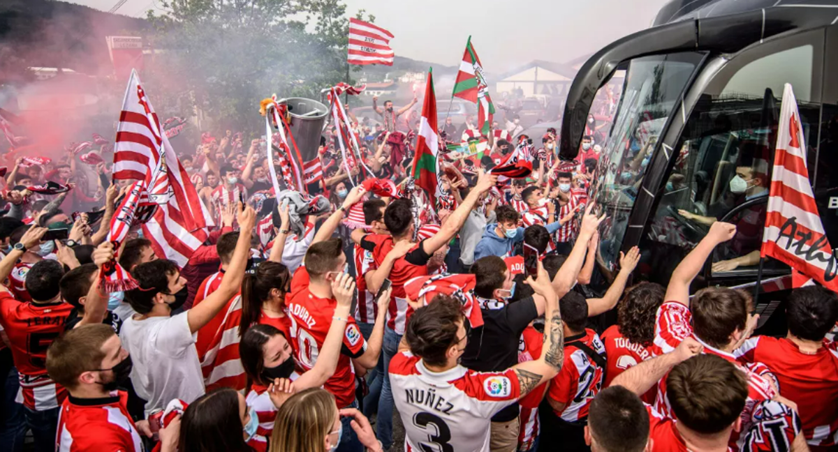 La afición del Athletic anima a sus jugadores antes de la final de la Copa del Rey 19/20./EFE