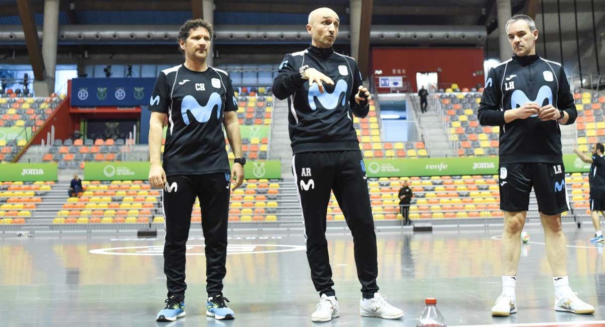 Chicho Ibáñez, Alberto Riquer y Leo Herrera durante un entrenamiento de Movistar Inter en el Palacio de los Deportes de Cartagena. /RFEF