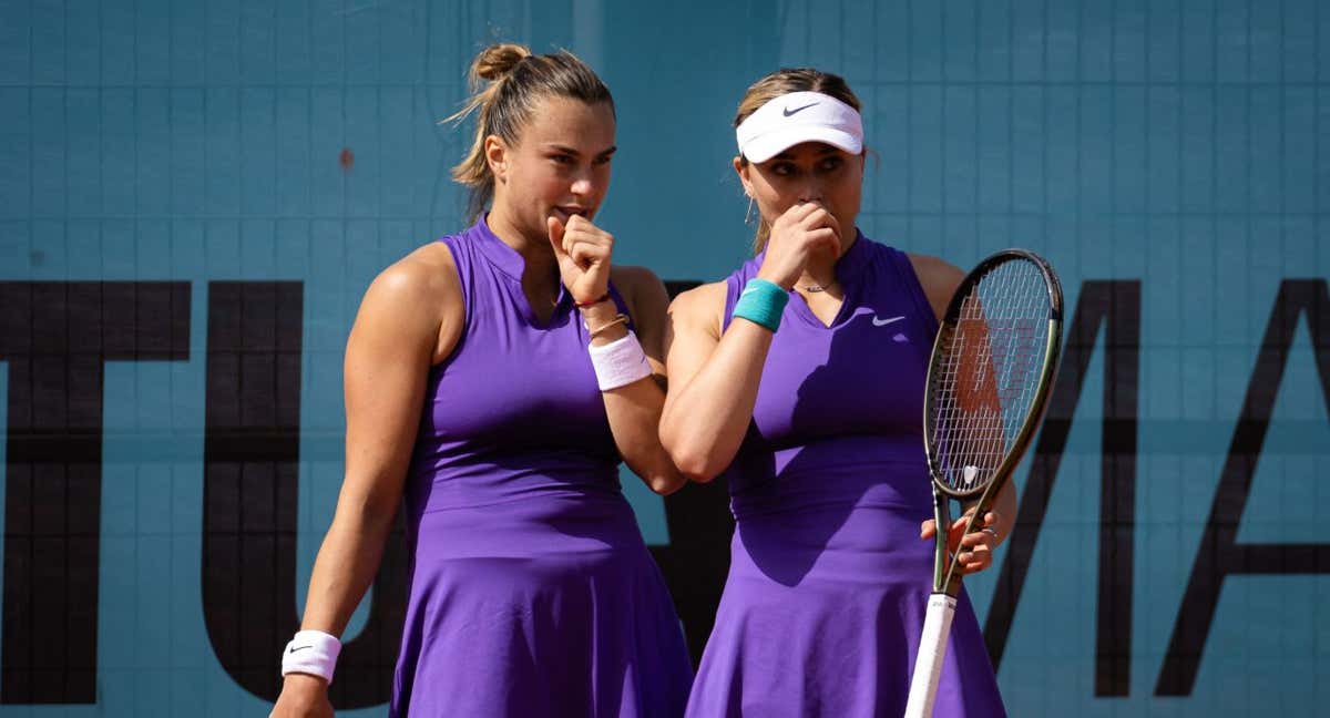 Aryna Sabalenka y Paula Badosa durante un partido de dobles./AFP