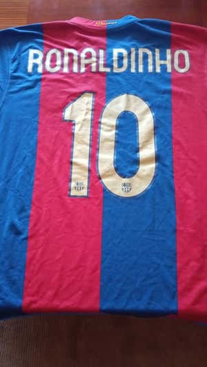 Pinillos intercambió su camiseta con Ronaldinho. IMAGEN CEDIDA