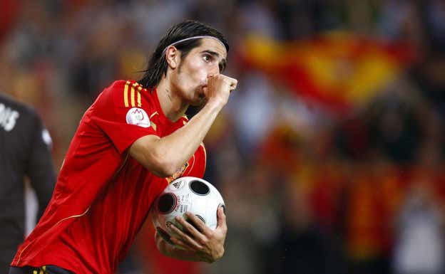 De la Red celebrando su único gol con España en una Eurocopa. EFE/ROLAND SCHLAGER