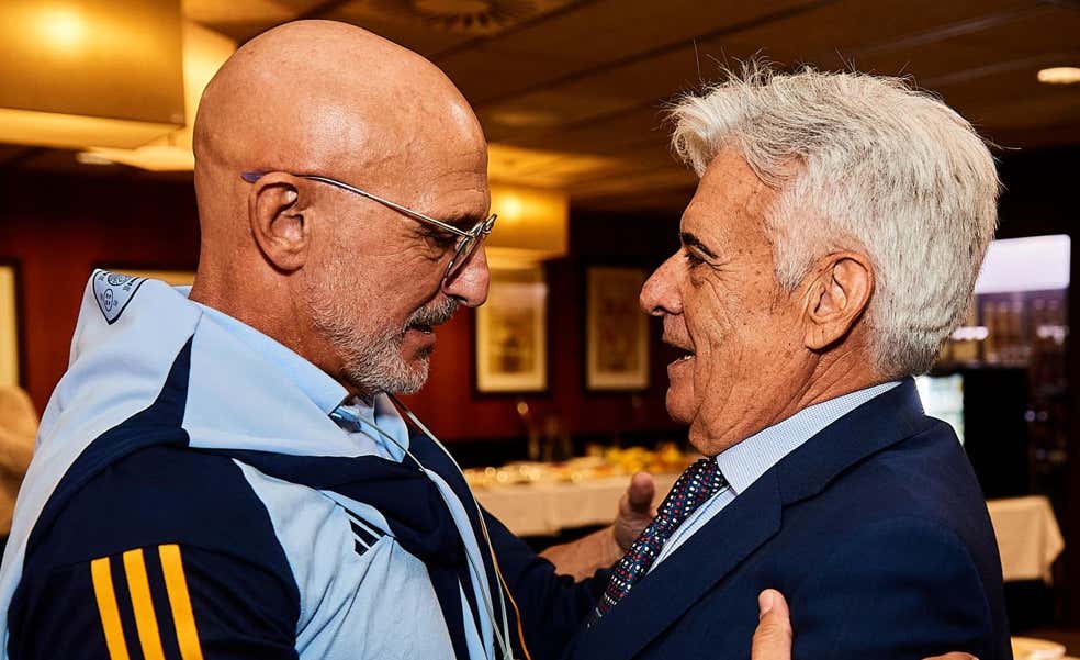 El 'portavoz' De la Fuente tira de psicología entre el nuevo caos de la RFEF y el paredón de la prensa