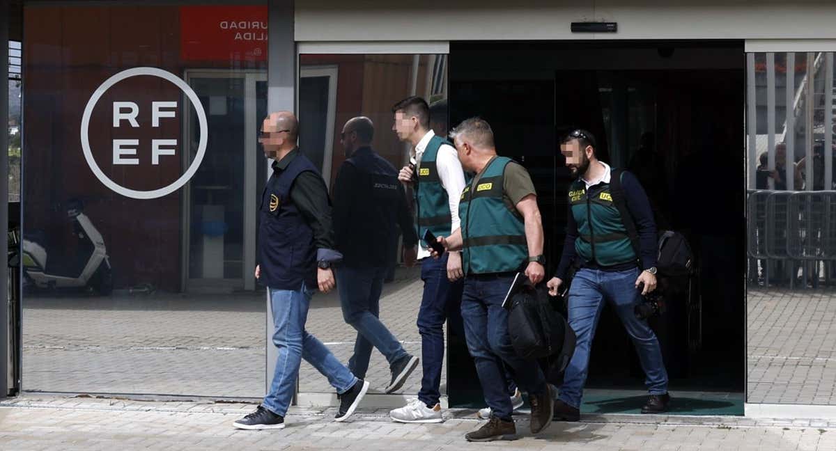 Agentes de la UCO, a la salida de la sede de la RFEF este miércoles en las Rozas. /EFE/J.J. Guillén