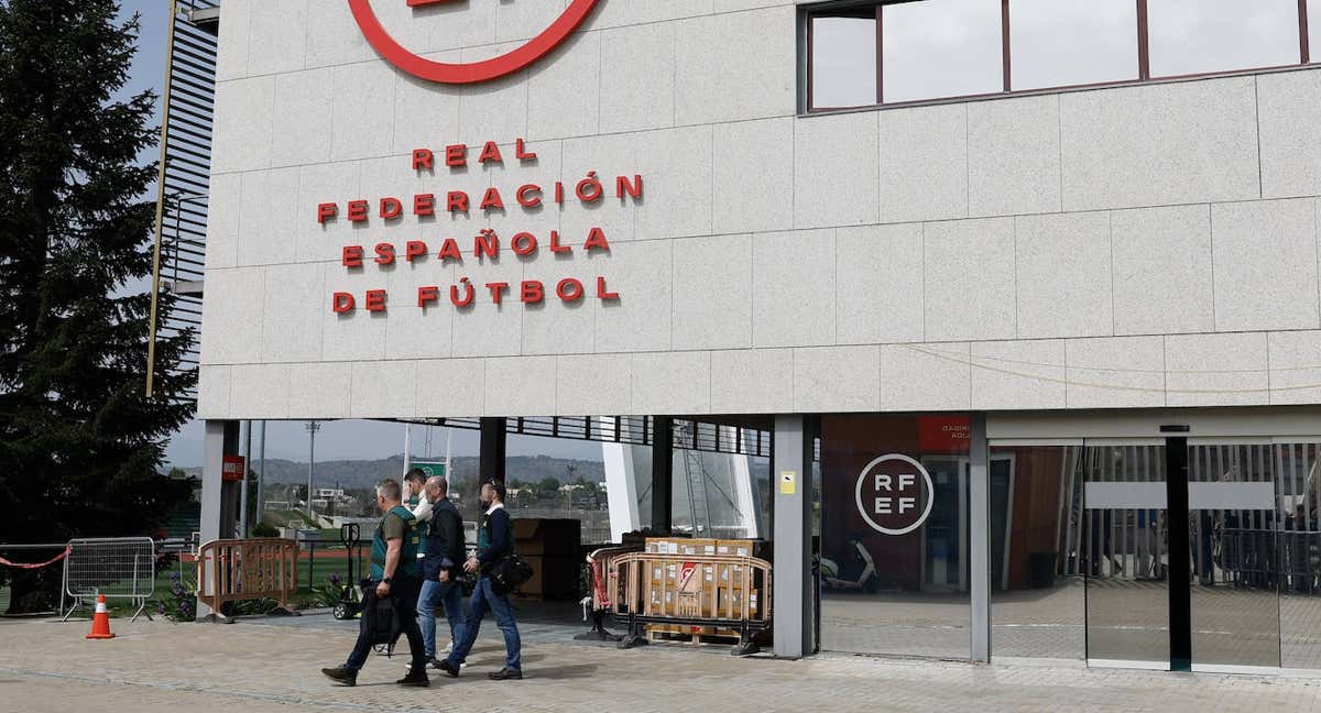Miembros de la UCO, en la sede de la RFEF.