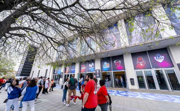 Ambiente en el Pabellón Carolina Marín de Huelva horas antes del inicio del primer partido.  FEB