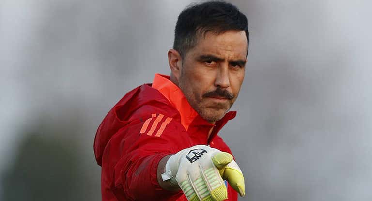 Claudio Bravo regresa con Chile y eleva el debate en la portería del Betis