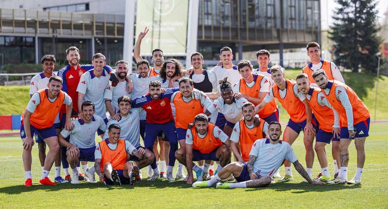 La Selección, con Cucurella en el centro, posa después del entrenamiento de este jueves en Las Rozas.