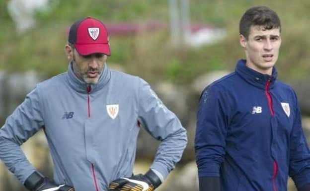 Imanol Etxeberria junto a Kepa Arrizabalaga, en su época como rojiblancos.  Athletic Club