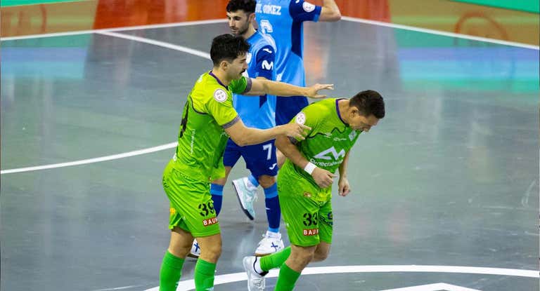 Romulo celebra con Gordillo el gol del triunfo del Mallorca Palma Futsal ante Movistar Inter.