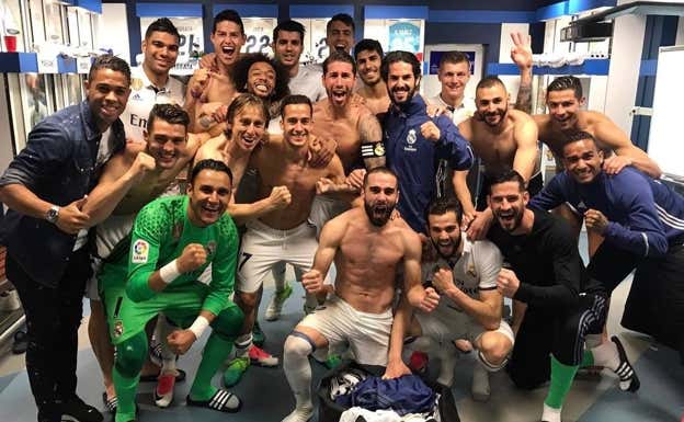 Carvajal, abajo en el centro, y James, arriba a su izquierda, celebran una victoria con el Real Madrid.  INSTAGRAM