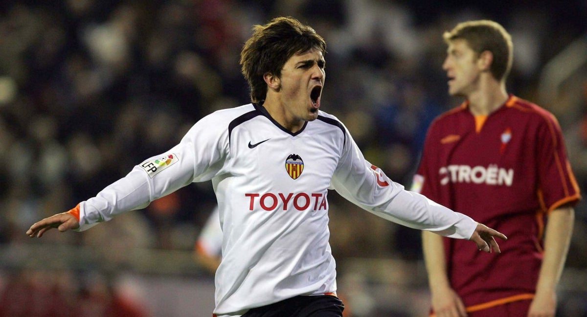Villa celebra un gol con el Valencia.