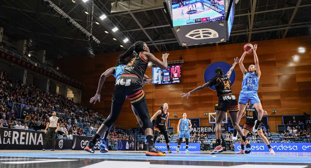 Alexis Price busca el aro durante el partido ante Lointek Gernika. /ALBERTO NEVADO/FEB