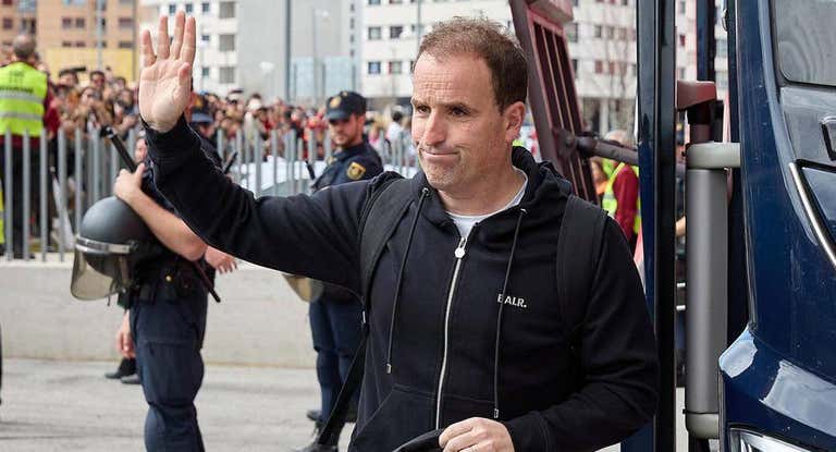 Arrasate saluda a la afición de Osasuna.