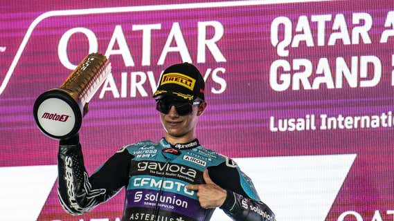 David Alonso, en el podio de Qatar. /