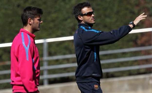 Edu Oriol escucha las indicaciones de Luis Enrique durante un entrenamiento del Barça B. CEDIDA