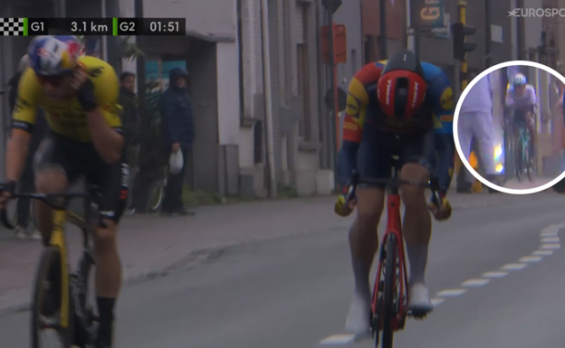 Brussenskiy, a la derecha y rodeado, justo cuando las cámaras enfocan a Van Aert y Stuyven, perseguidores inmediatos de Van der Poel. Eurosport/Relevo