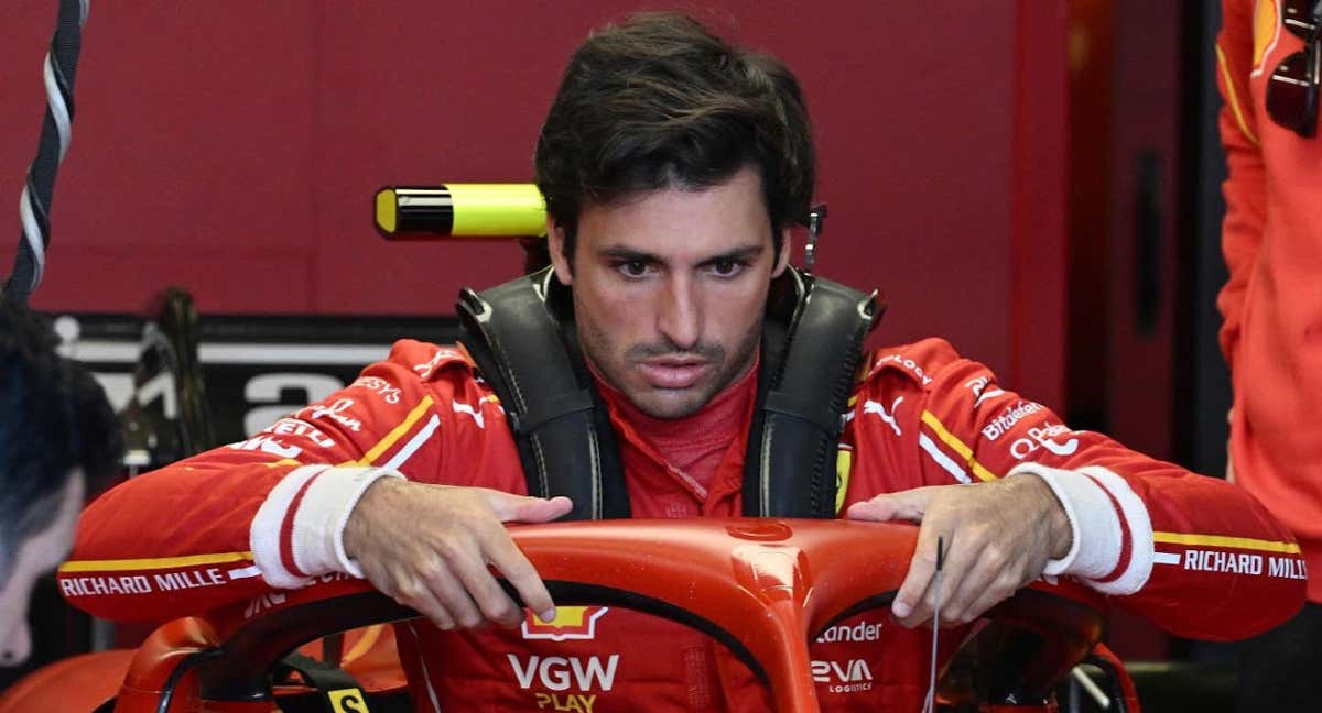 Carlos Sainz, saliendo del cockpit. /AFP