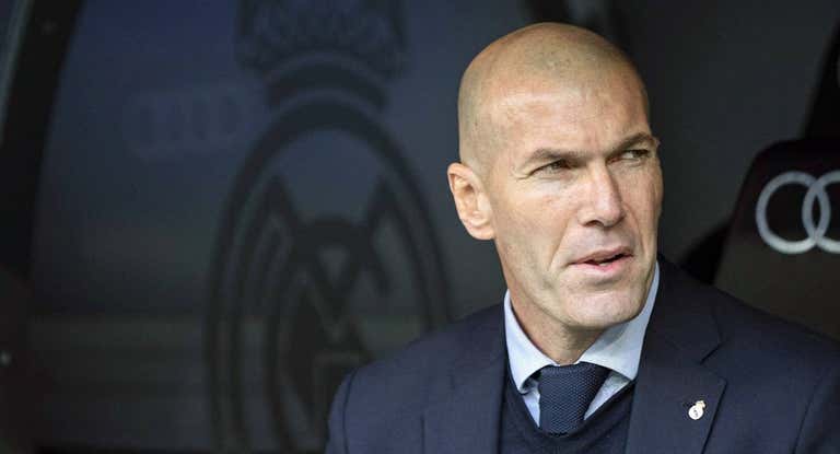 Zidane, en el banquillo del Santiago Bernabéu.