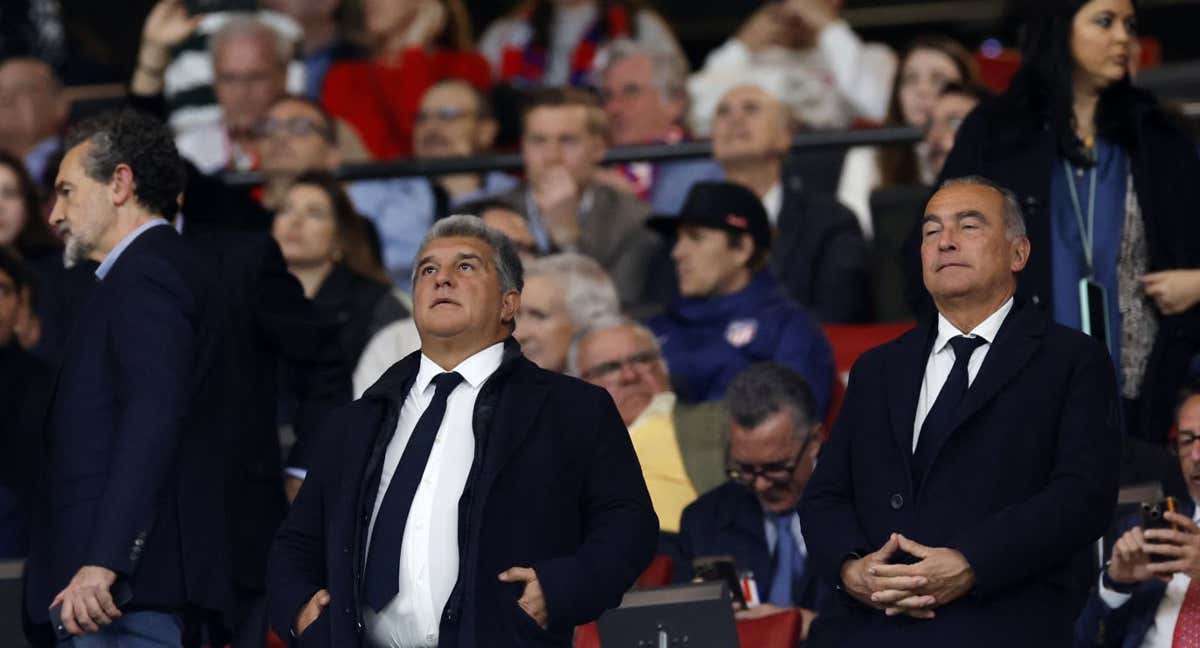 Joan Laporta, en el palco, junto al vicepresidente deportivo, Rafa Yuste. /AFP