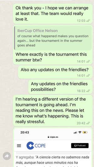 Uno de los equipos tratando de comunicarse con los organizadores del torneo.