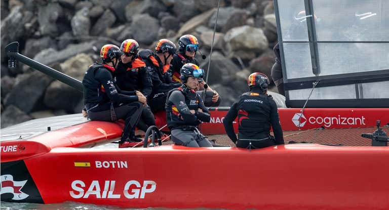 La tripulación española de SailGP aguarda la noticia de la suspensión por los delfines.