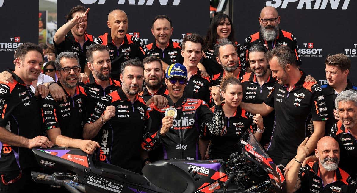 Maverick Viñales celebra con su equipo la victoria en la carrera al Sprint de Portimao./AFP