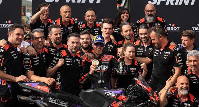 Maverick se sobrepone a una gastroenteritis para inscribir su nombre en la historia de MotoGP