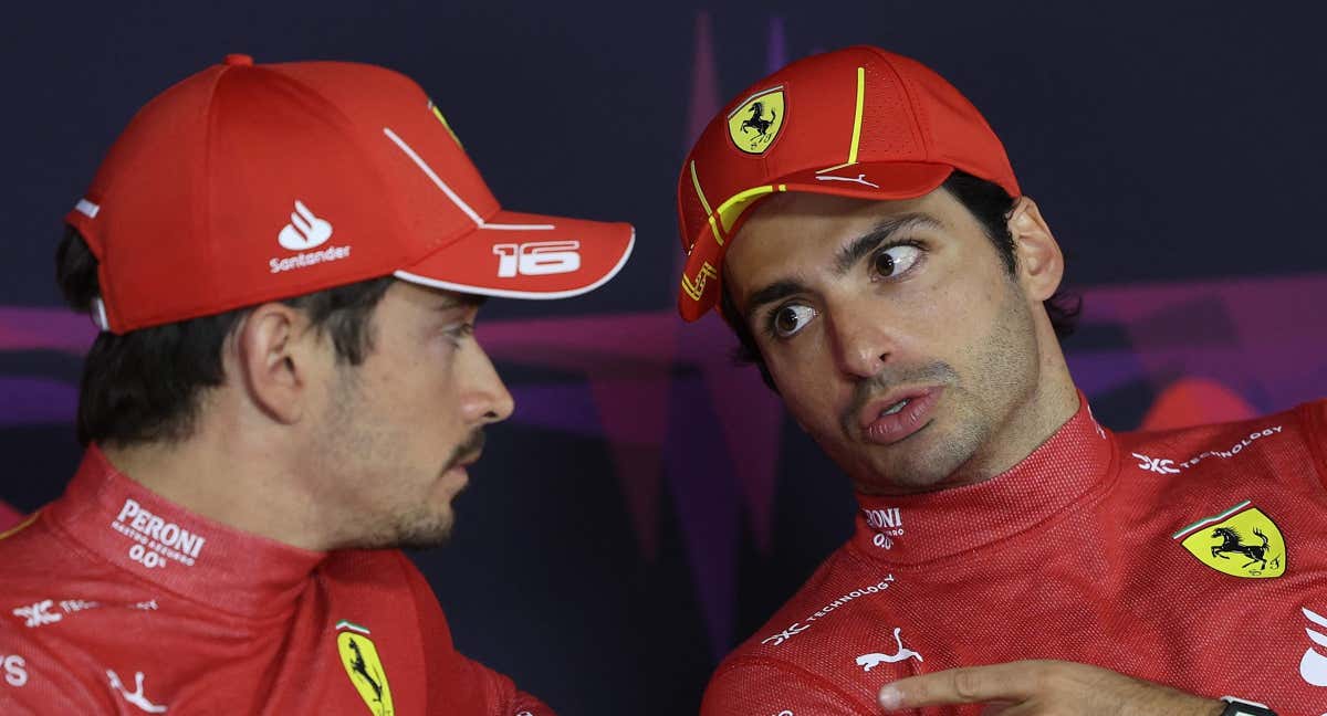 Carlos Sainz y Charles Leclerc, tras finalizar la carrera en Australia. /AFP