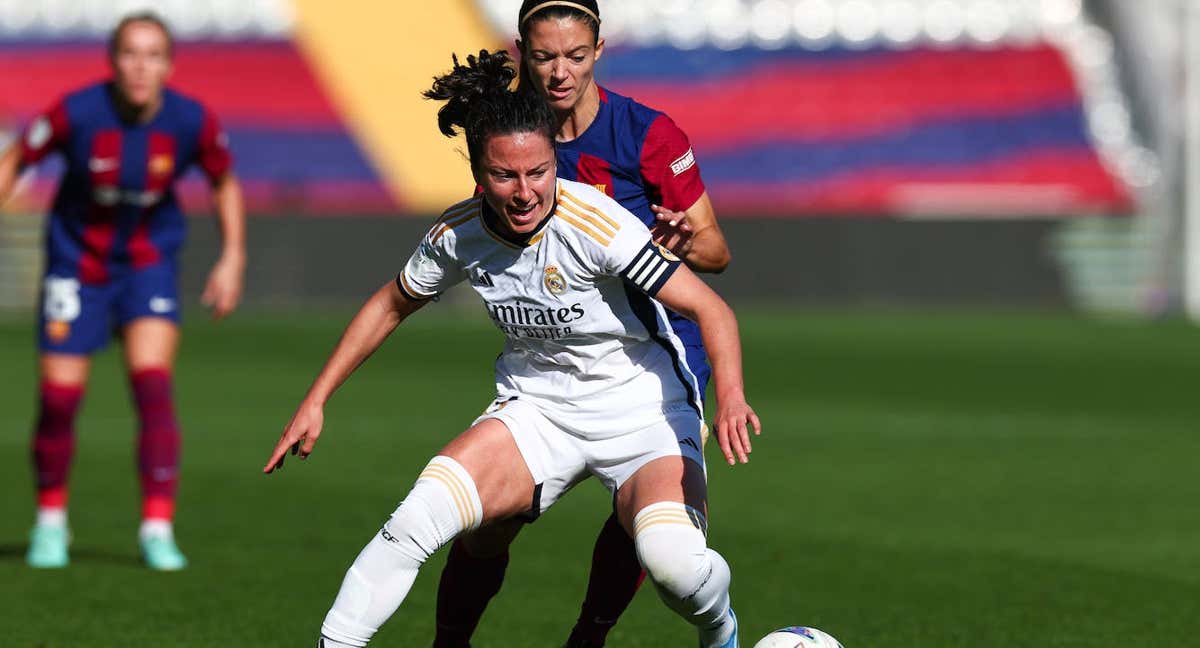 Ivana Andrés protege un balón ante la presencia de Aitana en el último Clásico liguero. /Getty