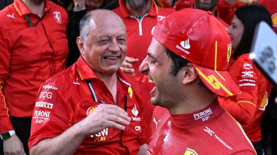 Frédéric Vasseur y Carlos Sainz celebran la victoria en Australia. /Reuters