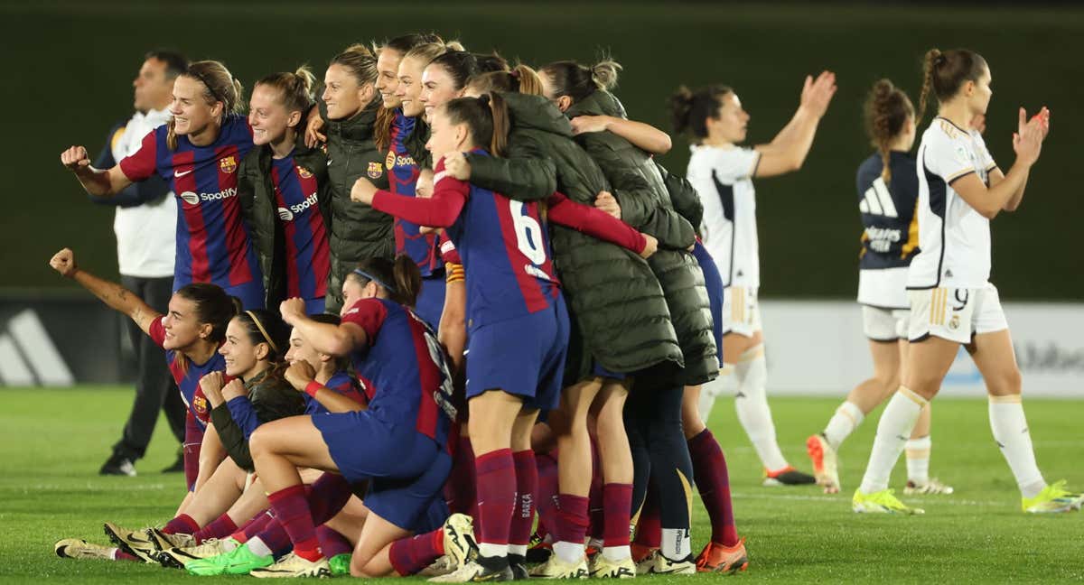 Las jugadoras del Barça celebrando la victoria. /EFE