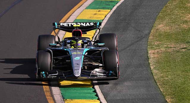 El año más gris de Lewis Hamilton y el difícil reto que le dejará Carlos Sainz en Ferrari