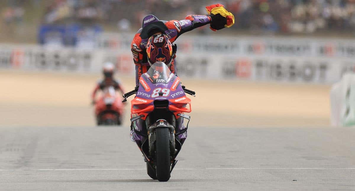 Jorge Martín celebra su triunfo en la carrera de Portimao./AFP