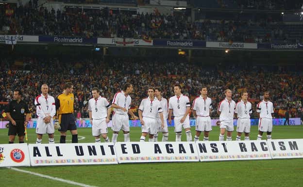 La selección inglesa, con la pancarta 'Todos unidos contra el Racismo', en 2004.  GETTY