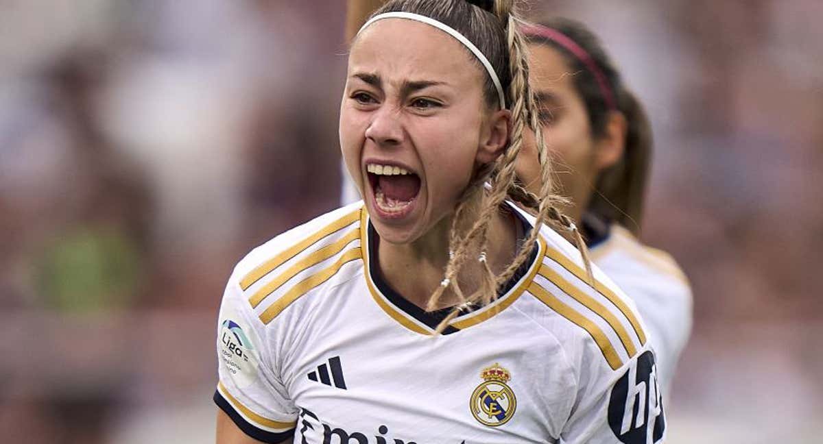Athenea del Castillo, jugadora del Real Madrid femenino, se desespera tras una falta no pitada en el Clásico entre el Real Madrid y el Barça en el estadio Alfredo Di Stéfano.